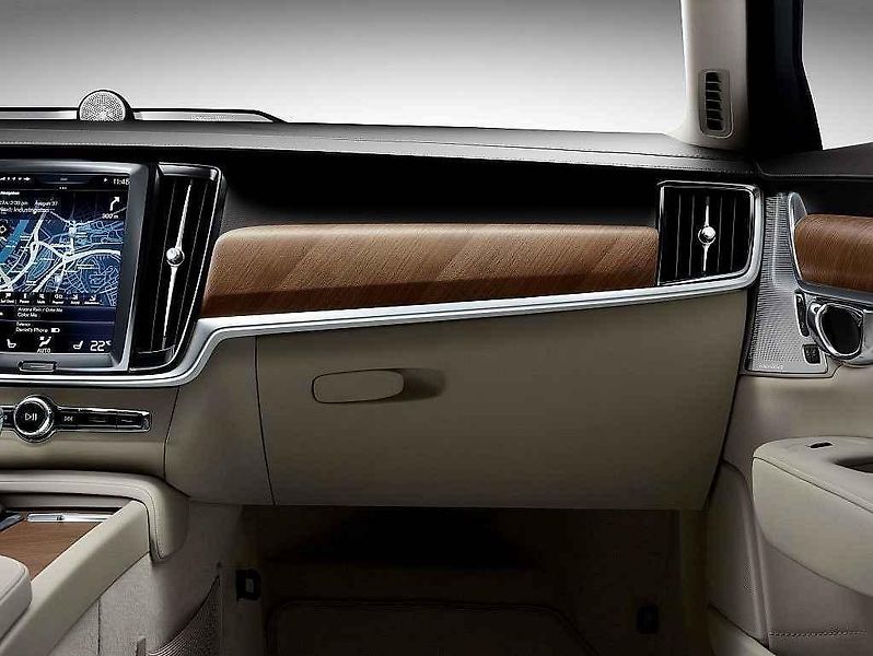 Volvo S90.