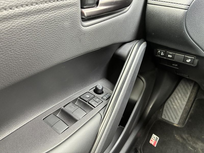 Toyota Corolla Cross 2.0 HSD e-CVT GR-Sport - fotka 13 z 22
