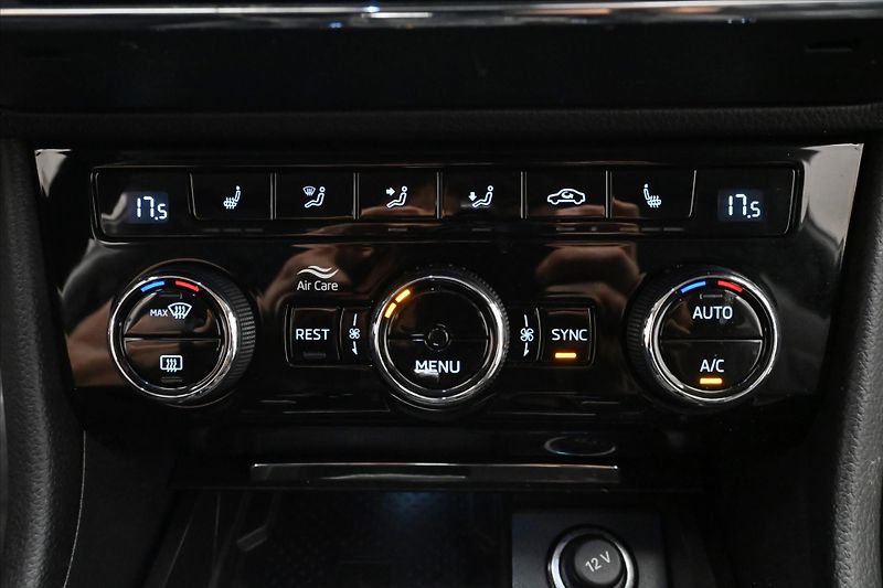 Škoda Superb 2,0 TDI 110 kW DSG Style Záruk - fotka 21 z 33