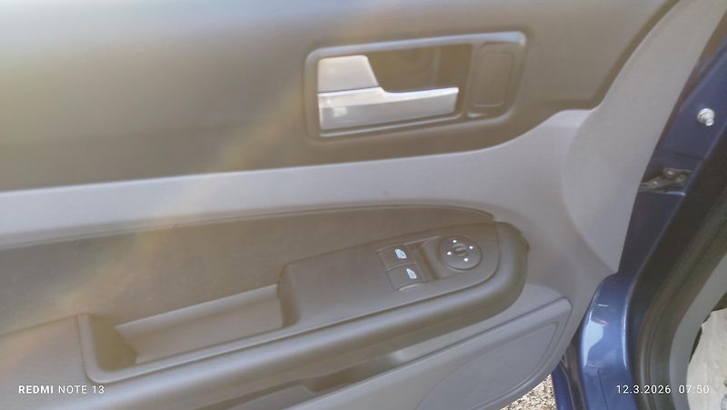 Ford Focus (2009) 2.0 16v  - fotka 9 z 13