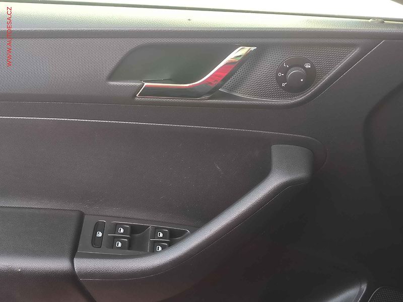 Škoda Rapid (2015) 1.2 TSi, Sport, xenon, panor - fotka 15 z 18