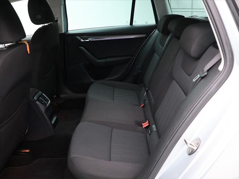 Škoda Octavia 2,0 TDI Style LED Kessy CZ - fotka 12 z 26