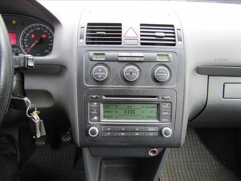 Volkswagen Touran 1,6 MPi 75kW - fotka 15 z 25