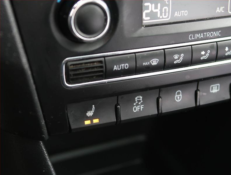 Škoda Rapid (2014) Spaceback 1.2 TSI, ČR,1.maj - fotka 17 z 19