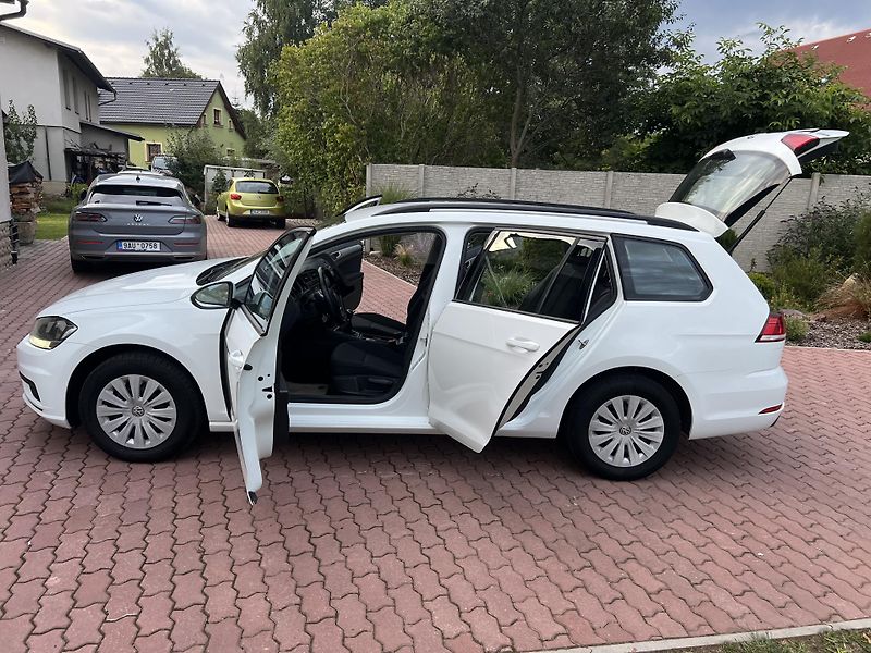 Volkswagen Golf 1.0 TSI 85KW,1 MAJITEL,SERVIS - fotka 24 z 40