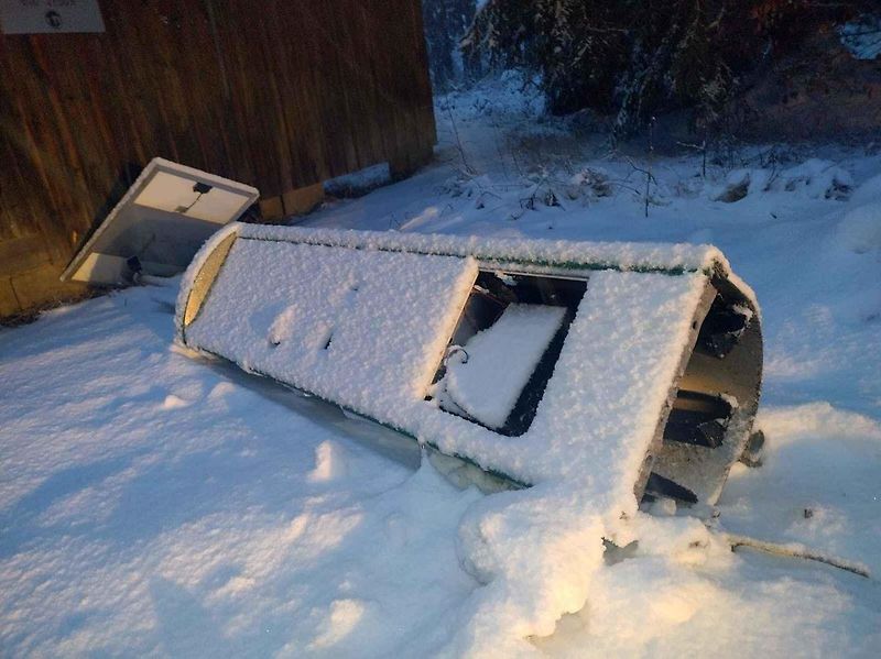 Při driftování na parkovišti na Gerlově Huti řidiči dokonce porazili parkovací automat za desítky tisíc korun. Poté ujeli.