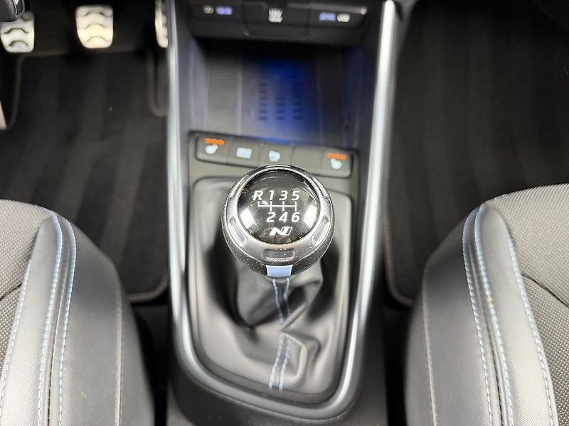 Hyundai i20 N 1.6 T-GDI PHANTOM BLACK, LED - fotka 22 z 25