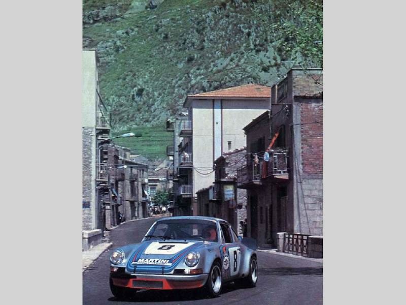Dnes 83letý někdejší holandský závodník Gijs van Lennep je považován za příslušníka nizozemské šlechty bez titulu. K 78. narozeninám dostal specializovaný vůz Porsche 911 Carrera S s otiskem svého prstu.