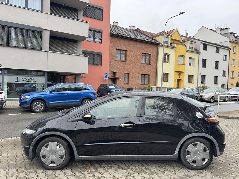 Honda Civic (2008) 1.4 i-DSI 63kW klima - fotka 2 z 13
