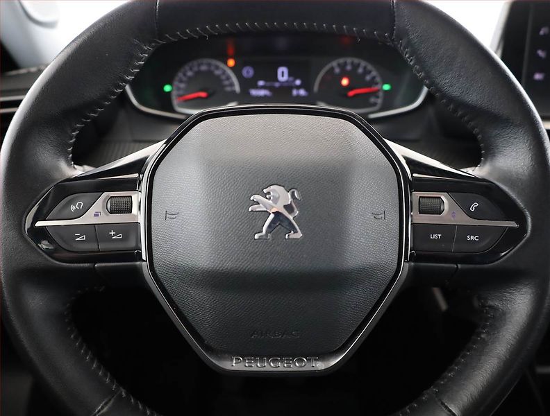 Peugeot 2008 (2021) 1.2 PureTech, ČR,1.maj - fotka 17 z 20