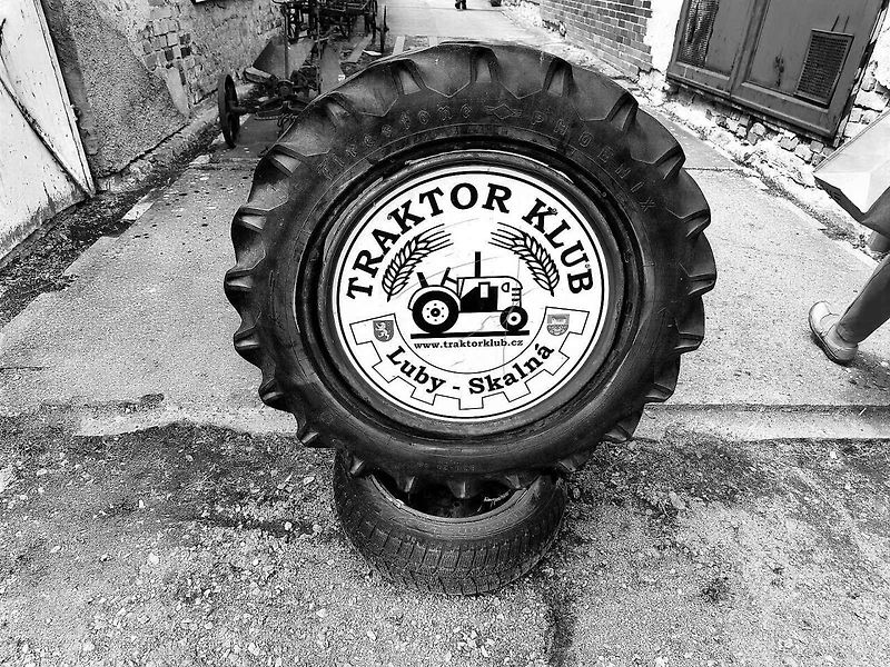 Žlutý Zetor 25 ve Skalné. V roce 1946 ho nastříkali barvou po Afrikakorpsu