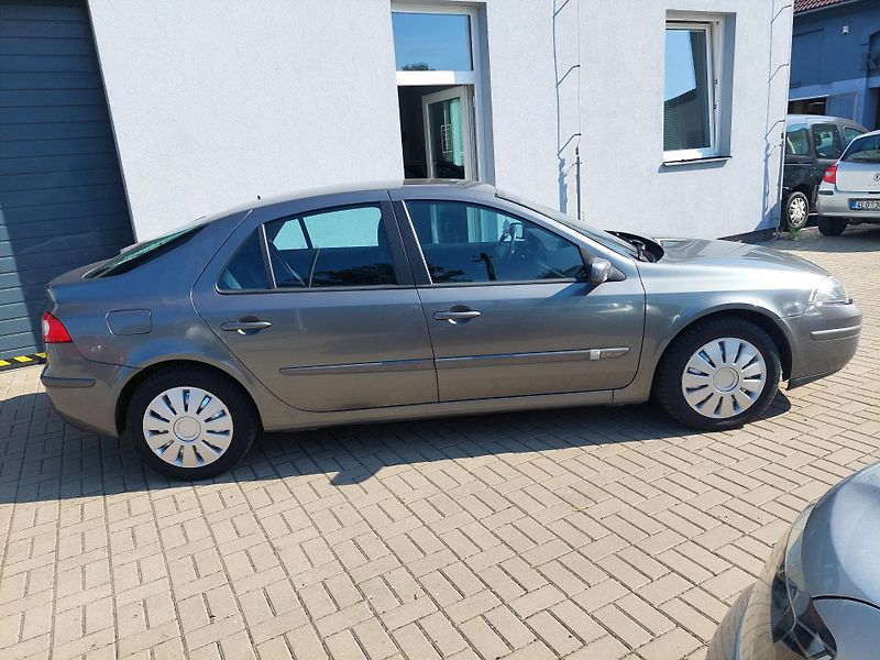 Renault Laguna (2007) II. 2.0i-16v - fotka 4 z 22