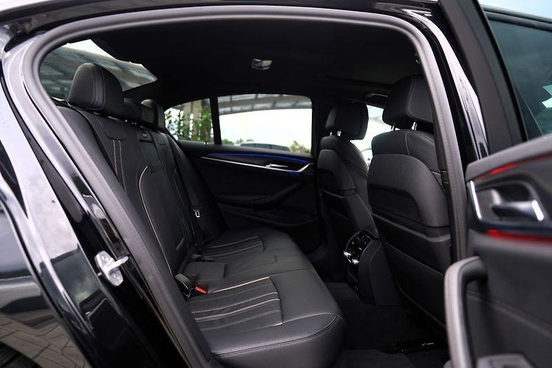 BMW Řada 5 540i xDrive/Lasery,HUD/335PS - fotka 28 z 45