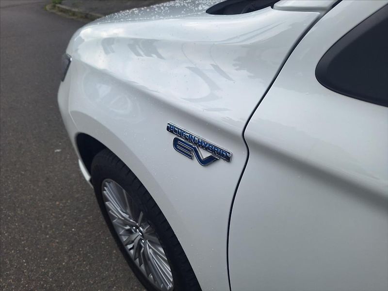 Mitsubishi Outlander 2,4 PHEV  Inform 4WD DPH - fotka 12 z 16