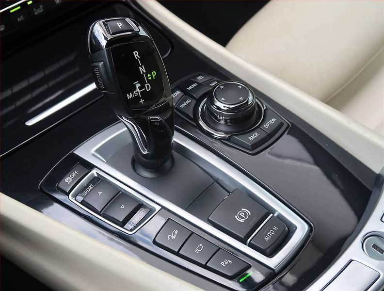 BMW Řada 5 (2012) 530d xDrive GT, 4X4, Automat - fotka 13 z 34