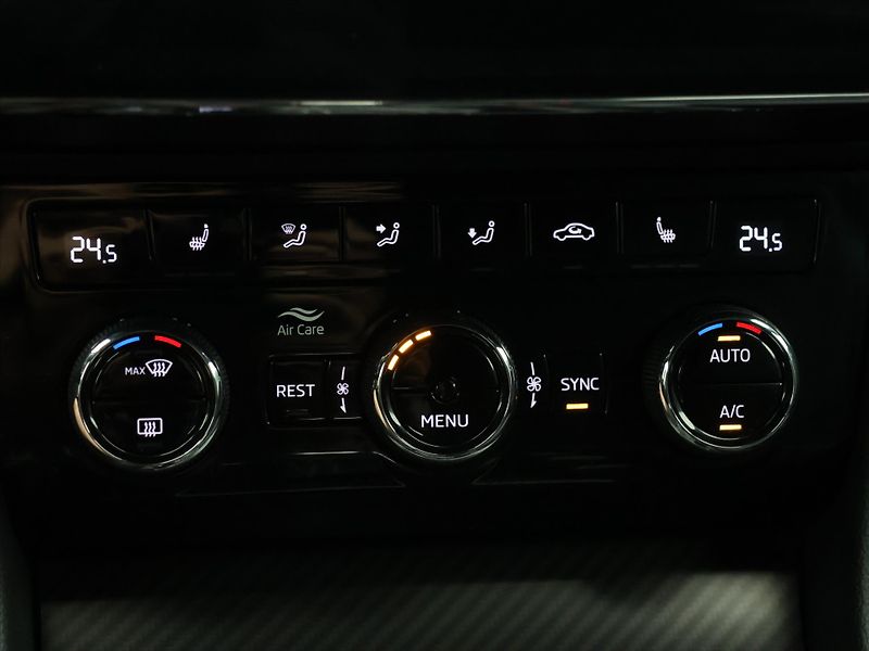 Škoda Superb 2,0 TDI 140kW DSG Sportline - fotka 28 z 36