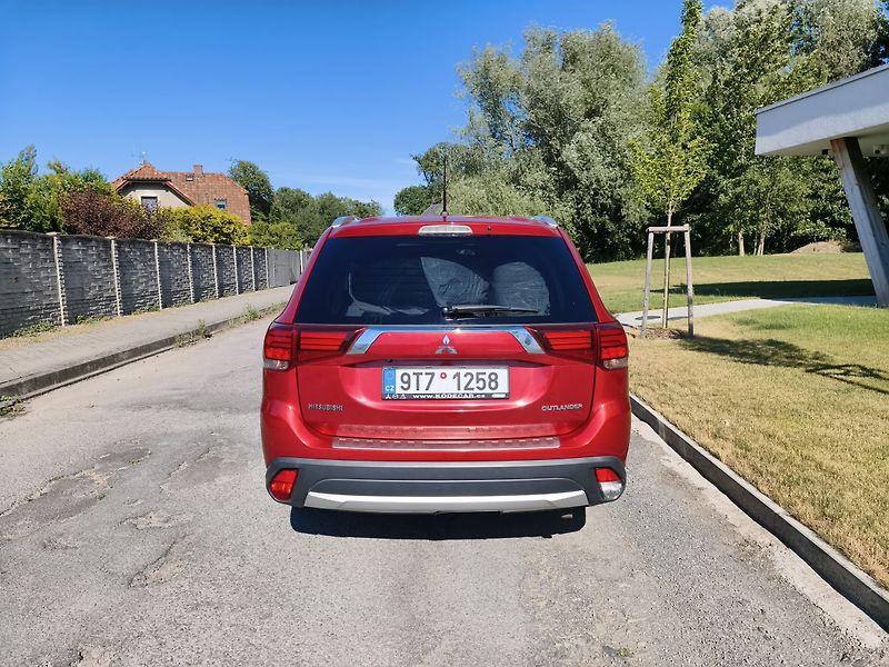 Mitsubishi Outlander (2015) - fotka 17 z 38