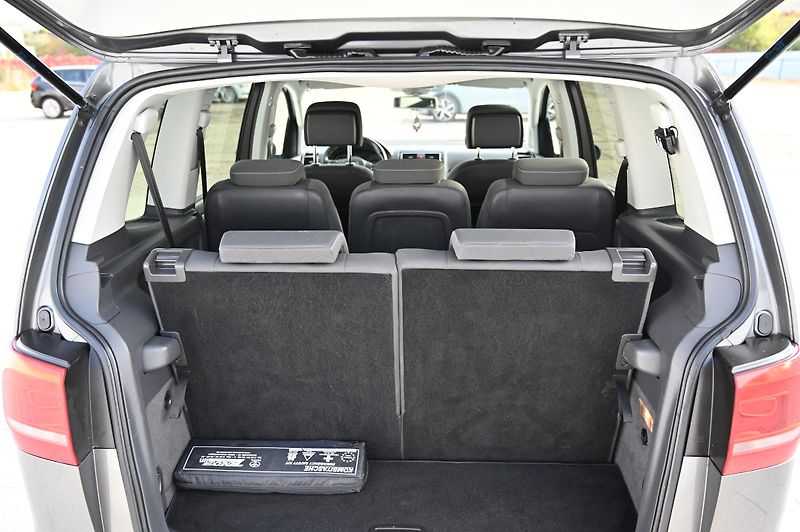 Volkswagen Touran 2.0TDI 103KW Match 7Míst 11/12 - fotka 33 z 49