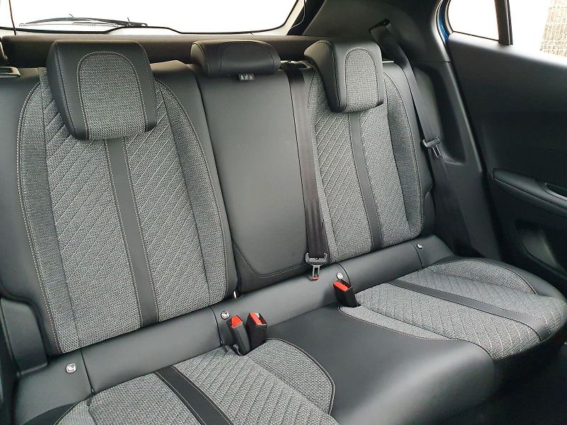 Peugeot 2008 (2026) ALLURE 1.2 T 100k MAN6* - fotka 12 z 17
