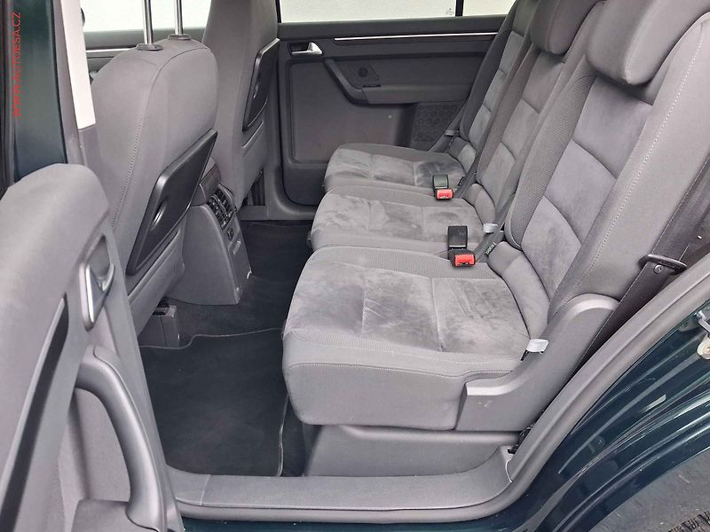 Volkswagen Touran (2011) 2.0 TDi, DSG, webasto - fotka 10 z 19