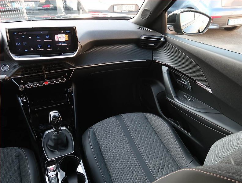 Peugeot 2008 (2024) Allure 1.2 PureTech, 16TKM - fotka 8 z 22