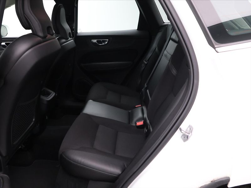 Volvo XC60 2,0 B4 Drive-E MomentumPro AWD - fotka 14 z 28