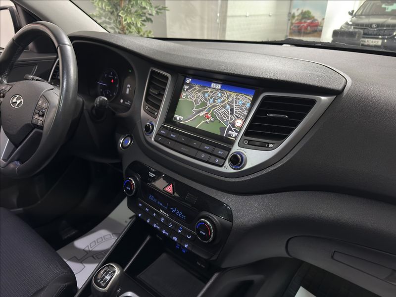 Hyundai Tucson 2,0   CRDI 4X4 STYLE PANO - fotka 23 z 40