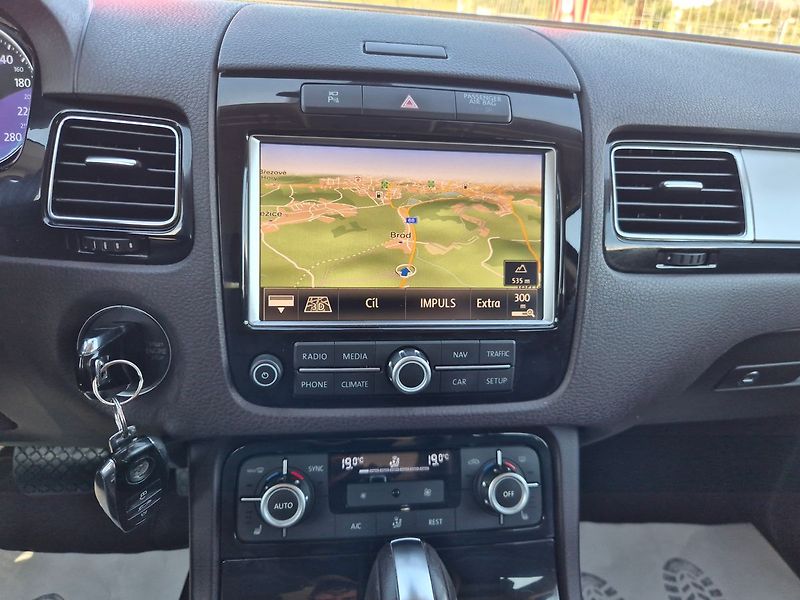 Volkswagen Touareg 3.0TDi 150kW 4x4 tažné - fotka 15 z 32