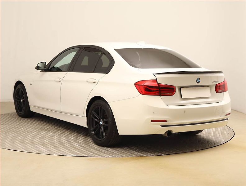 BMW Řada 3 (2016) 318 i, Automat, Xenony - fotka 4 z 20