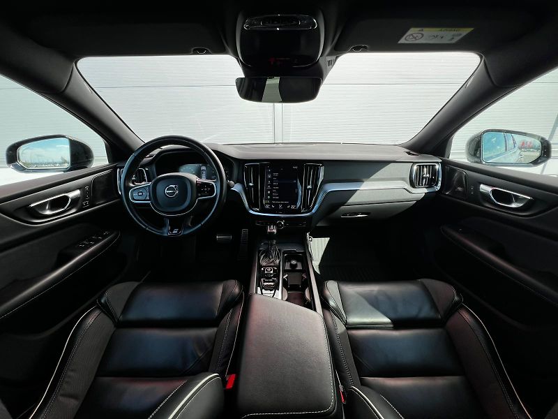 Volvo S60 2.0T5 184kW Aut. R-Desing - fotka 7 z 27