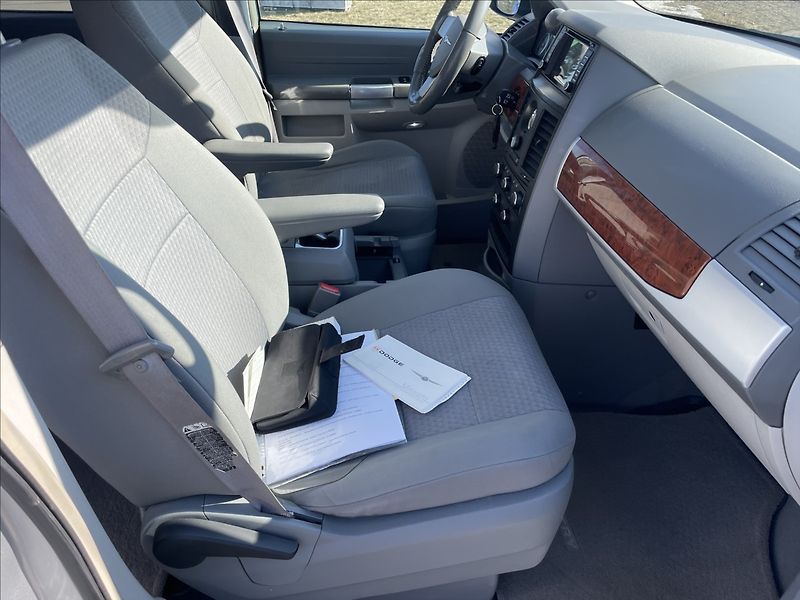 Chrysler Town & Country 3,8 i V6 RT LPG Automat 7míst - fotka 16 z 34
