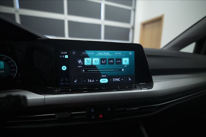 Volkswagen Golf 1,5 TSI KEYLESS KAMERA VÝHŘEV - fotka 36 z 42