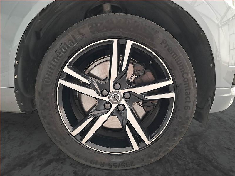 Volvo XC60 (2017) R-Design D4 AWD - fotka 15 z 24