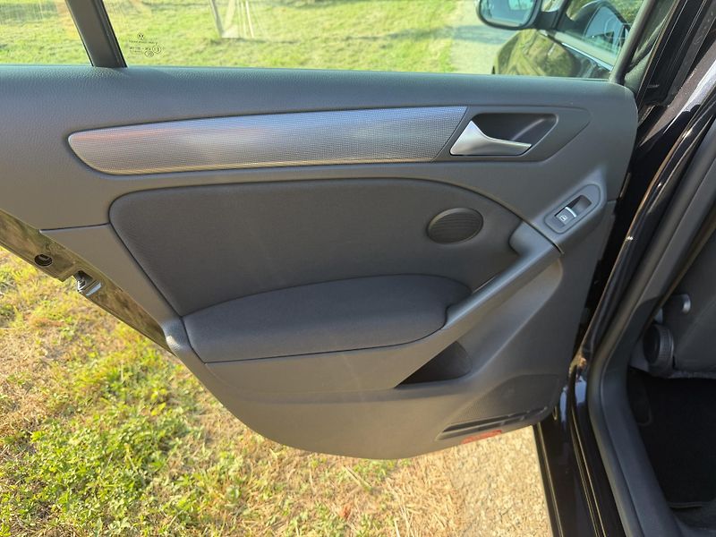 Volkswagen Golf (2011) VI 1,4i16V STYLE 1 MAJITEL - fotka 34 z 66