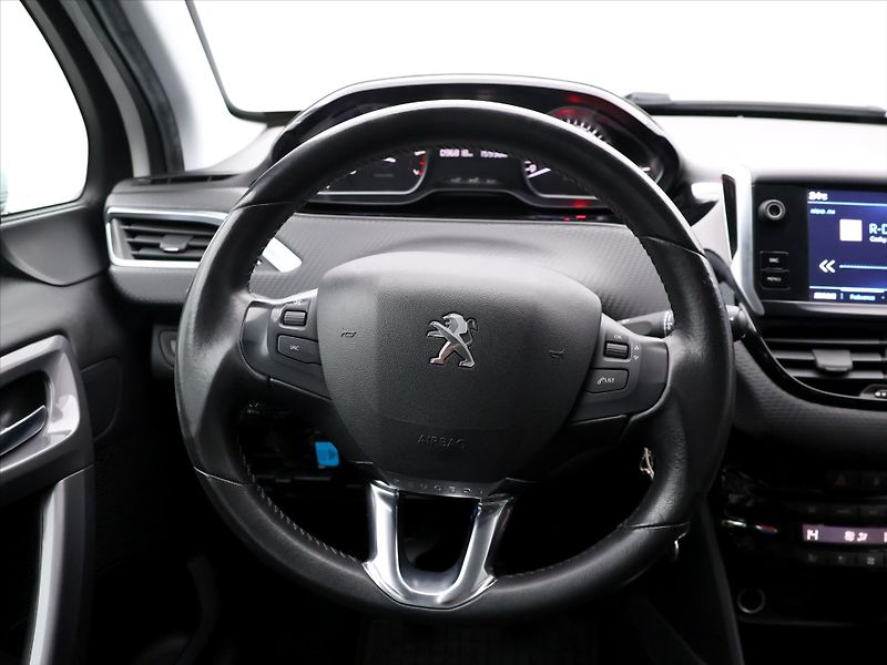 Peugeot 2008 1,2 PureTech 61kW Allure CZ - fotka 17 z 36