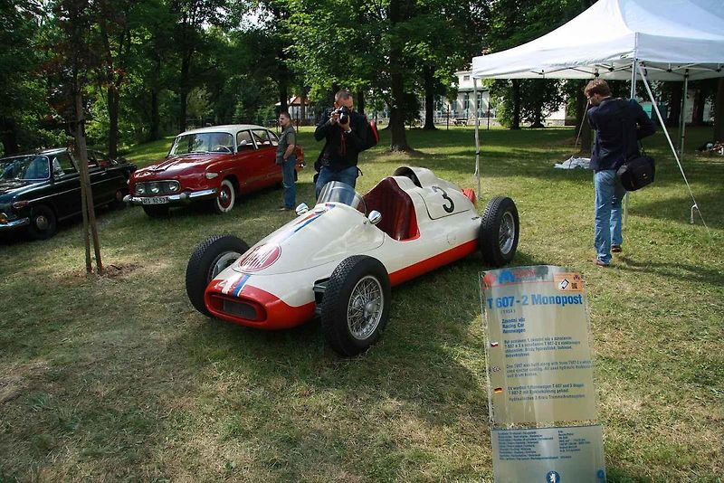 Tatra 607 monopost byl závodní speciál, který splňoval specifikace tehdejšího seriálu mistroství světa F1. Na snímku je jeden z jezdců s vozem Tatra 607-2 na startu Lounského trianglu. Asi v roce 1955.