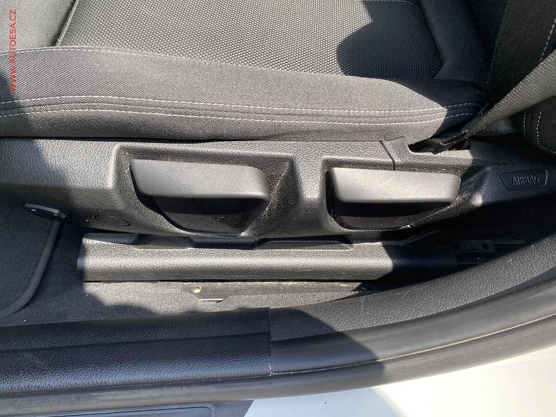 BMW Řada 3 (2018) 1.5i 318i, ČR, Advantage - fotka 14 z 18