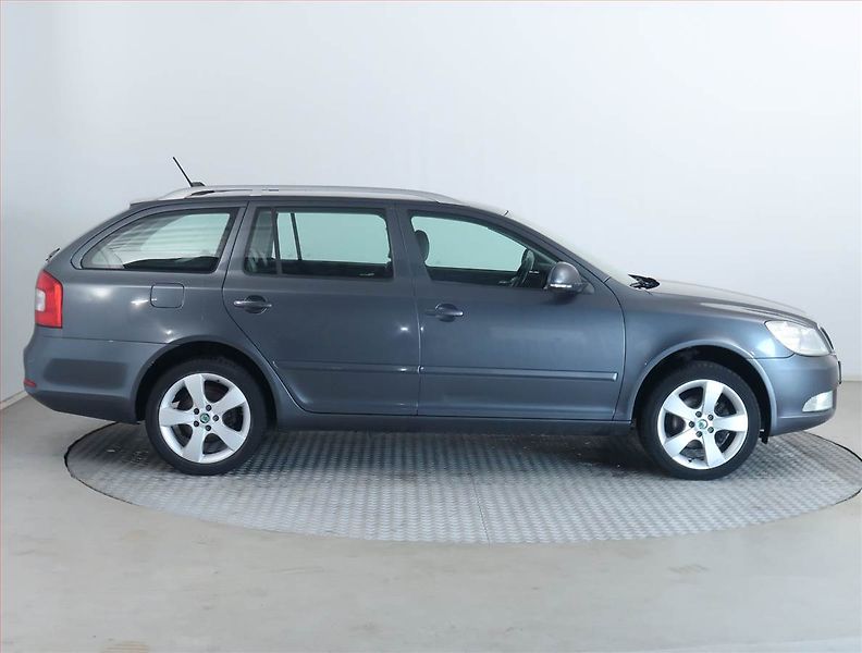 Škoda Octavia (2012) Elegance 2.0 TDI, Navi - fotka 6 z 18