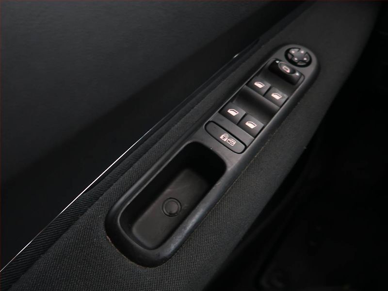 Peugeot 3008 (2014) 1.6 HDi, Automat, Navi - fotka 23 z 24