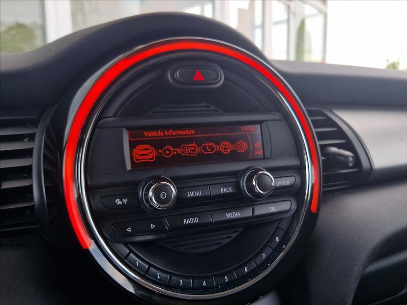 Mini Cooper 1,5 i 100kW LED VÝHŘEV - fotka 23 z 26