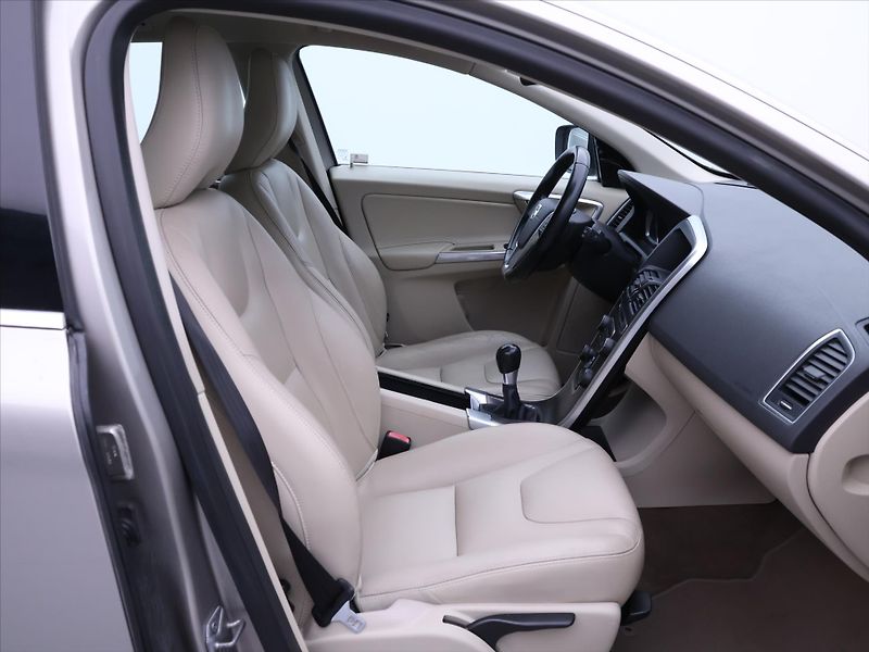 Volvo XC60 2,0 D3 100kW Summum Serv.Kniha - fotka 12 z 28