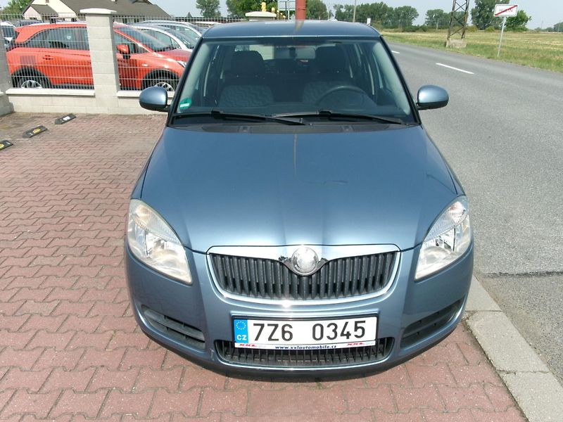 Škoda Fabia (2009) 1,4 16V KLIMA TEMP ALU - fotka 2 z 21