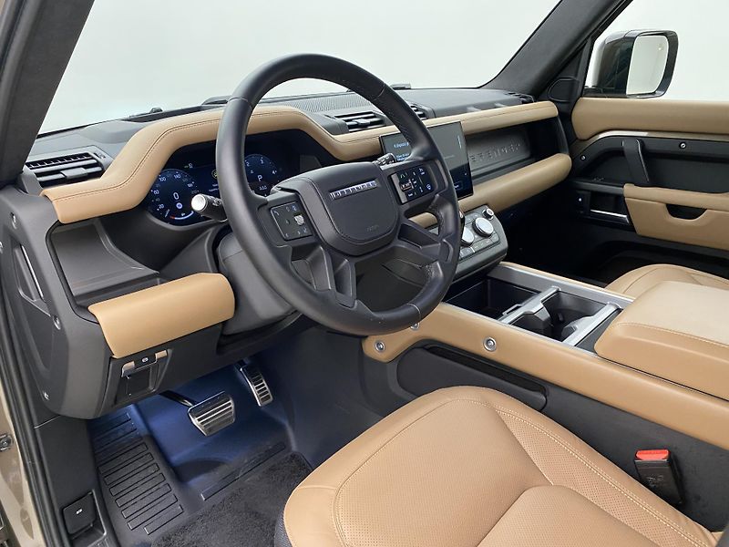 Land Rover Defender 110 D300 X-DYNAMIC AWD AUT CZ - fotka 4 z 49