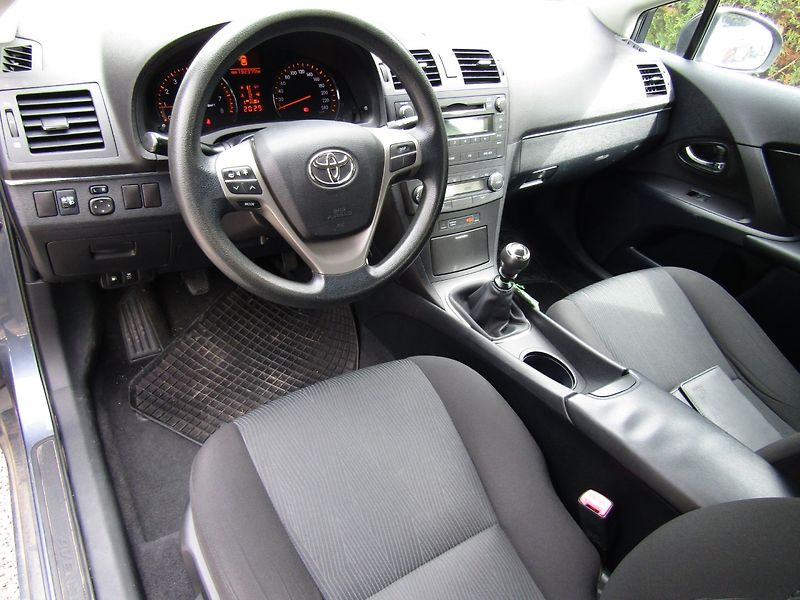 Toyota Avensis (2010) 1.6 16V  97kW  ZIMNÍ PNEU - fotka 13 z 37