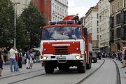 Historická kolona vozidel projela v sobotu odpoledne brněnským náměstím Svobody.