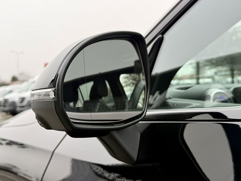 Mercedes-Benz GLC (2023) 300 e 4MATIC SUV - fotka 44 z 48