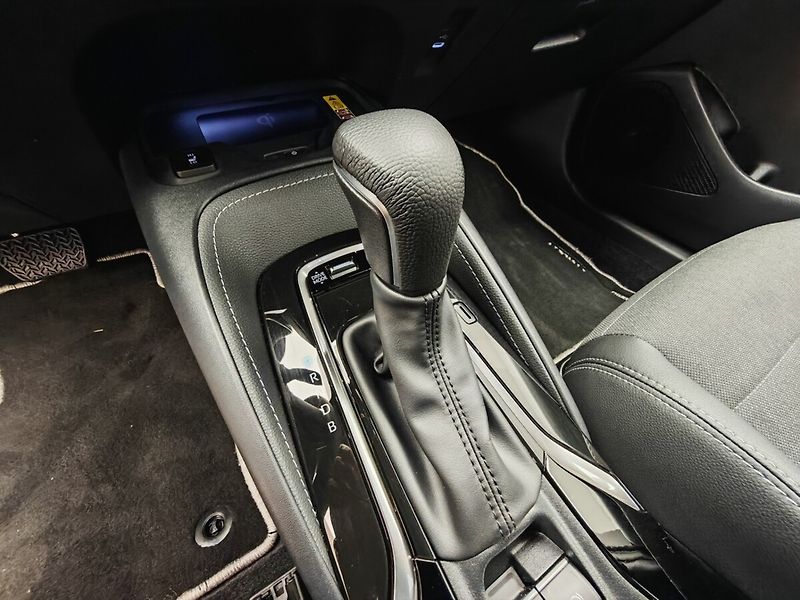 Toyota Corolla 1.8 Hybrid e-CVT Touring Sport - fotka 36 z 40