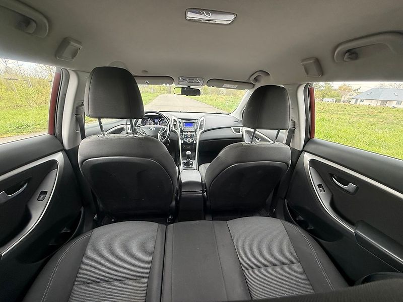 Hyundai i30 COMFORT 1,6 81 kW - fotka 11 z 17
