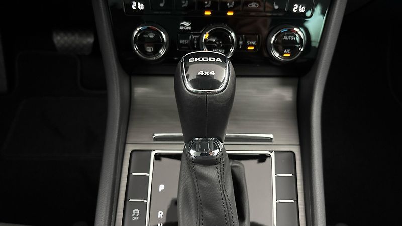 Škoda Superb 2.0 TDI DSG 4x4 Style Combi - fotka 26 z 31