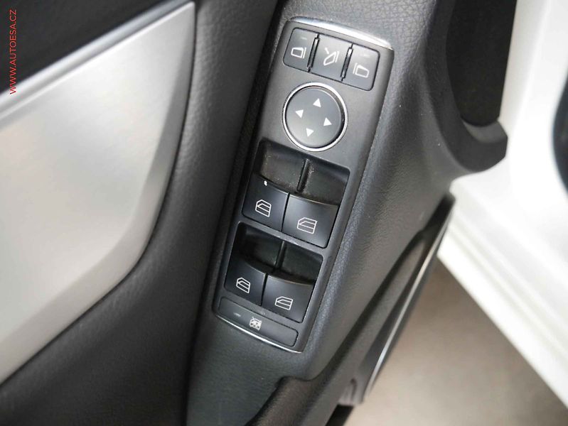 Mercedes-Benz Třídy C (2013) 1.6 C180, AT, navi, xenon - fotka 19 z 26